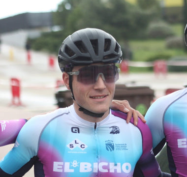 El bicho cycling team riders wearing Revoray professional cycling sunglasses before the Memorial Sanroma race.